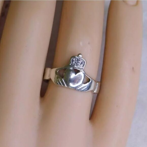 Claddagh Sterling Silver Ring Irish Heart in Your Hands - Picture 3 of 9
